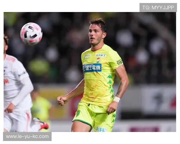 悉尼FC新援亮相,球队备战新赛季全面升级 悉尼FC新援亮相,球队备战新赛季全面升级